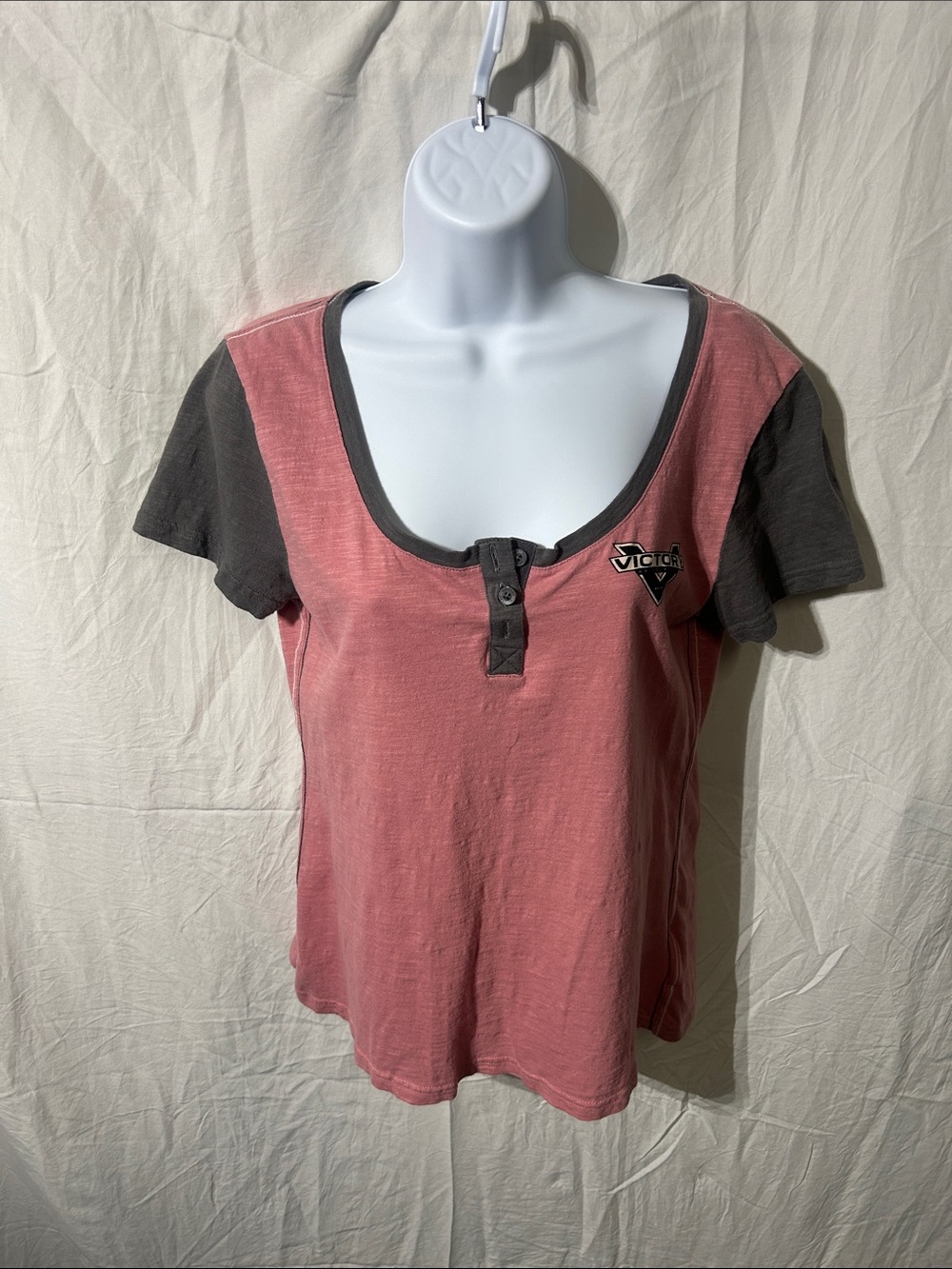 Vici Short Sleeve Two-Tone Scoop Neck Tee in Dusty Rose and Charcoal